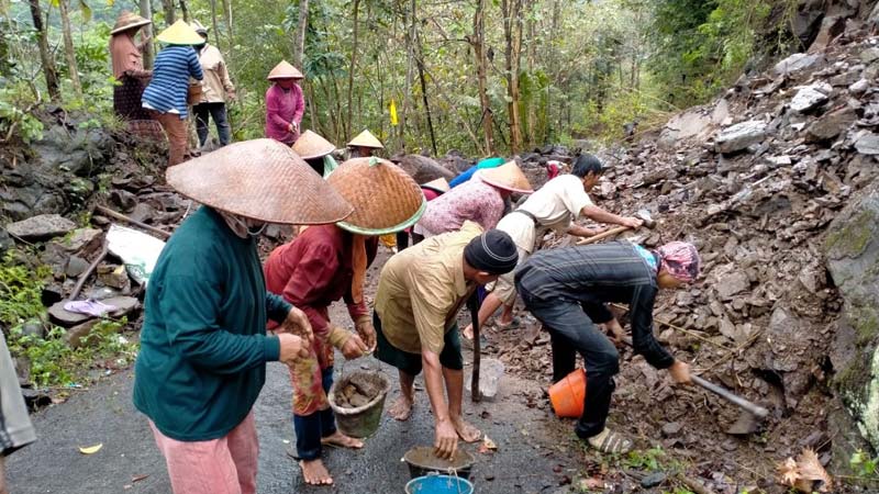 Hujan Lebat, Lima Longsor Terjadi