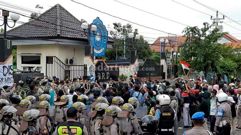 Demo Tolak Omnibus Law di Brebes Berakhir Ricuh, Gas Air Mata Ditembakkan Beberapa Kali