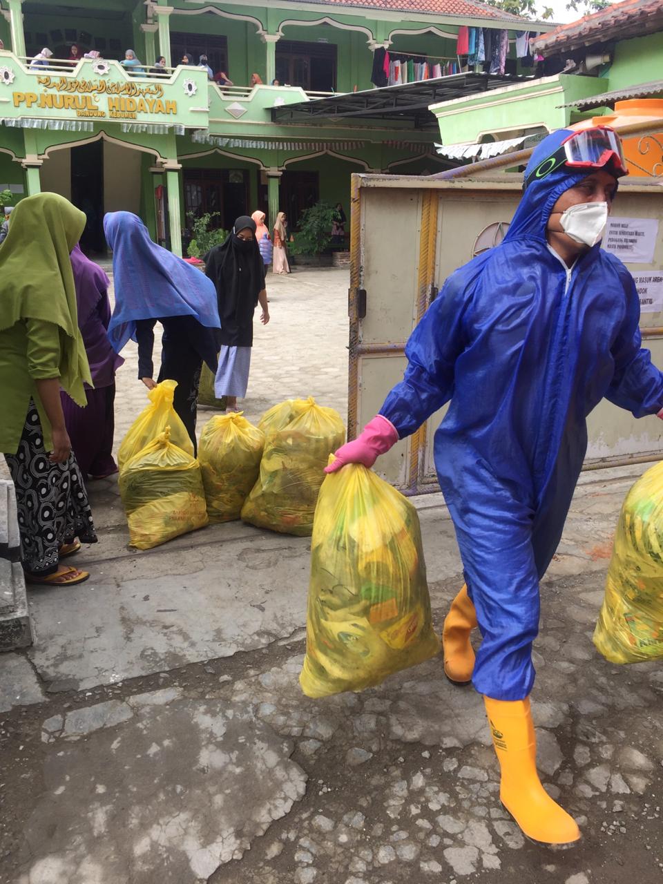 Petugas Kebersihan di Kebumen Dilengkapi APD