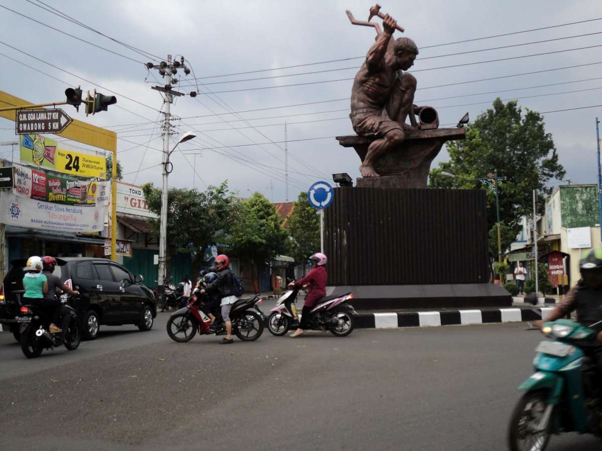 Bundaran Tugu Knalpot Sempit, Buat Arus Lalin Kadang Tersendat