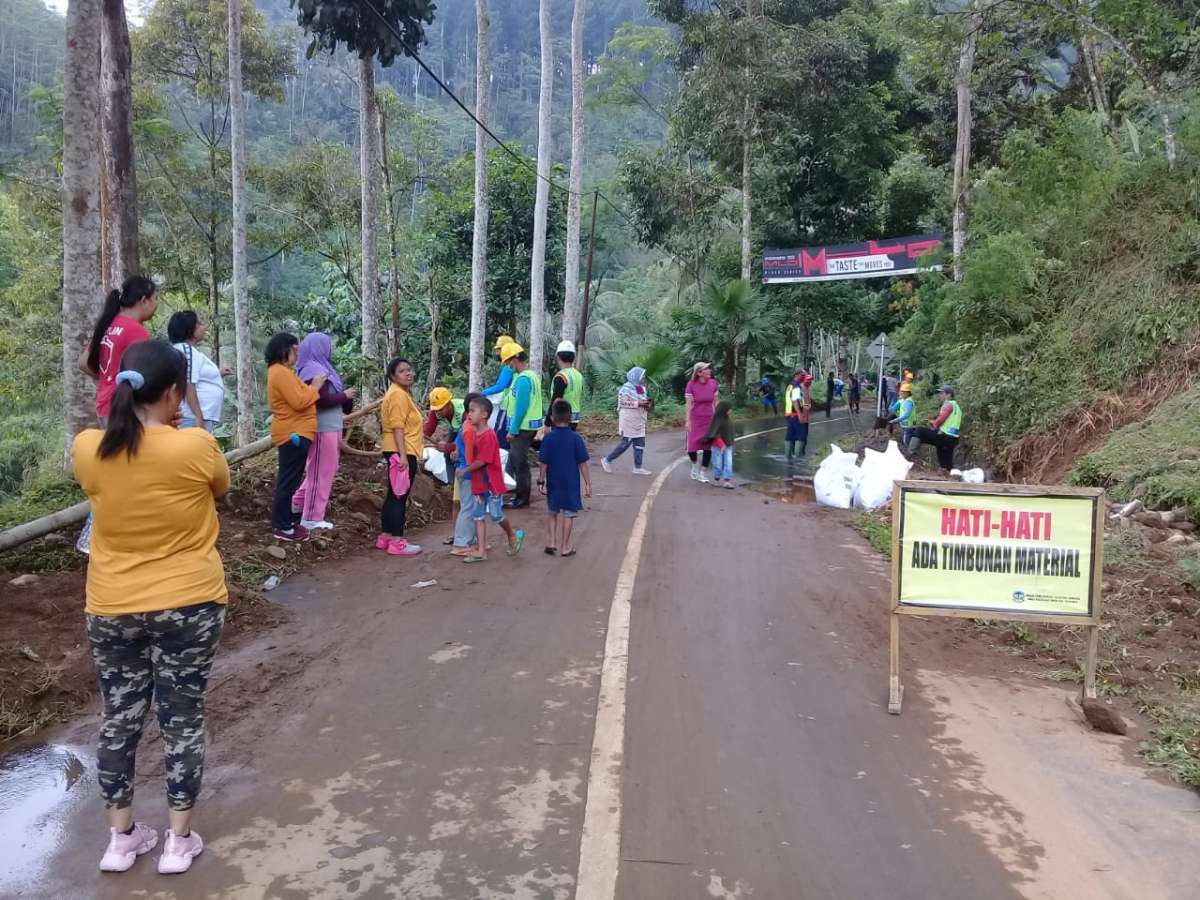 Hujan Deras Sebabkan Longsor Di Ruas Jalan Ketenger - Peninis