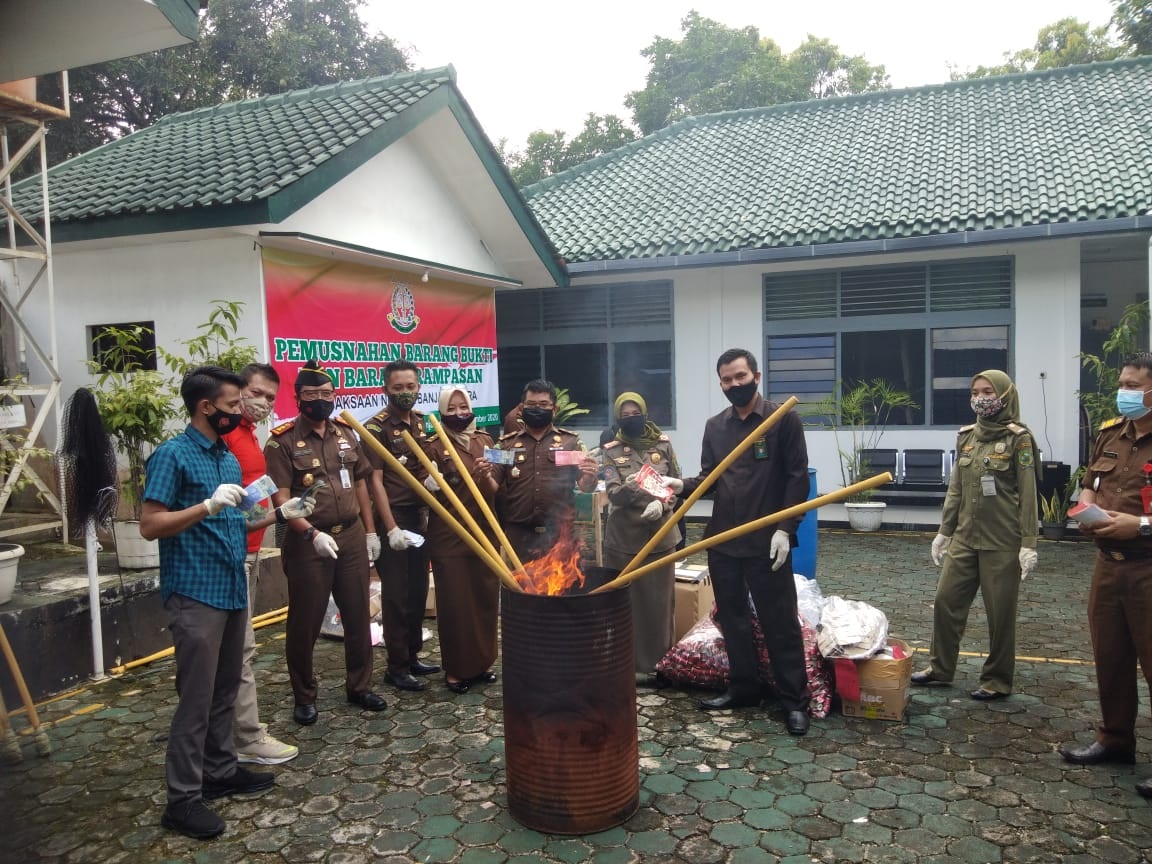 Kejaksaan Banjarnegara Musnahkan 19 Barang Bukti Pidana