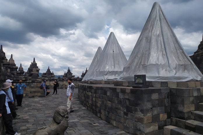 Antisipasi Debu Vulkanik, Stupa Borobudur Ditutup Terpal
