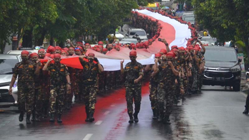 Peringati Hari Pahlawan, Ansor Banser Banyumas Bentangkan Merah Putih Keliling Kota Purwokerto