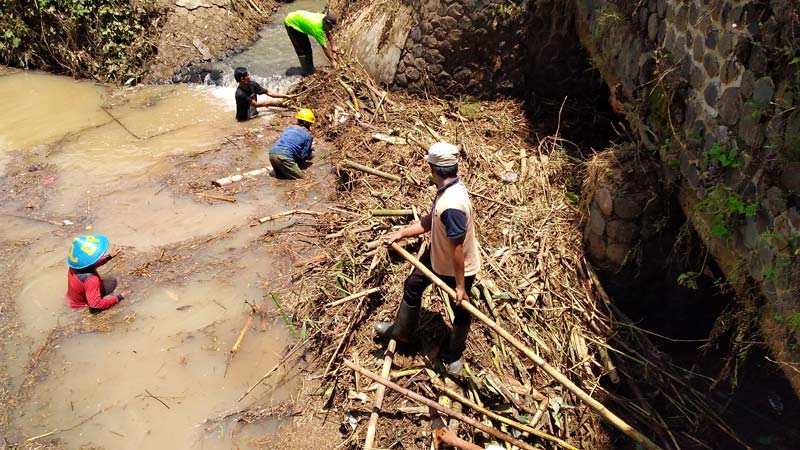 Sampah Setinggi Dua Meter Bikin Arus Sungai Angin Mampet