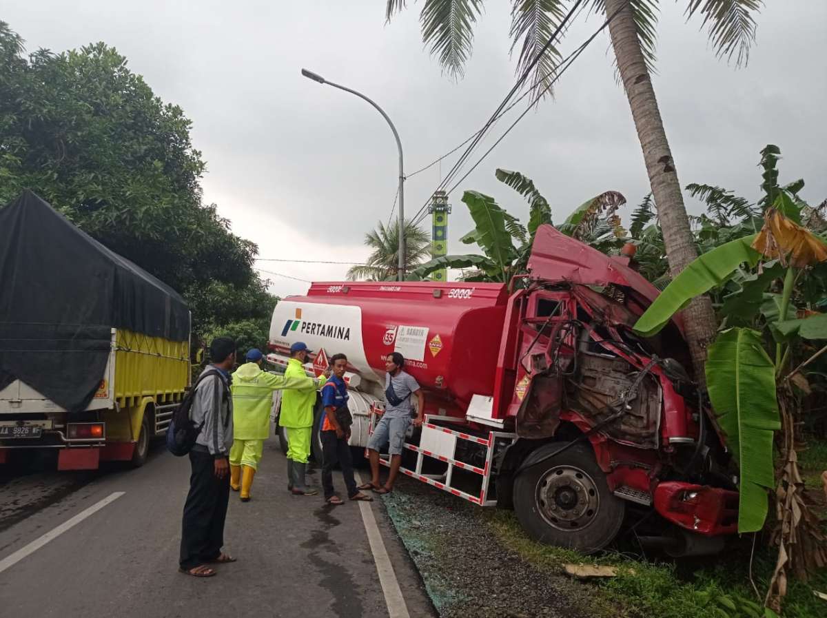 Oleng, Dua Mobil Tangki Pertamina Tabrakan di Ruas Jalan Raya Patikraja Banyumas