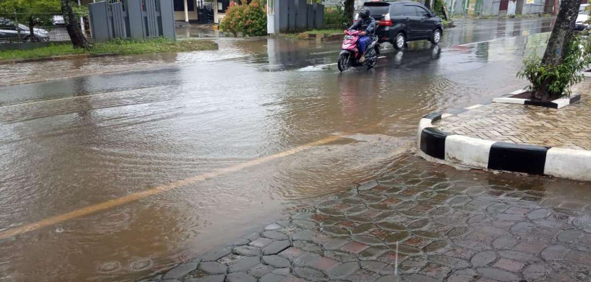 Setiap Turun Hujan Air Selalu Menggenang di Jalan Prof Soeharso, Pengendara: Sangat Disayangkan, Jalan Bagus T