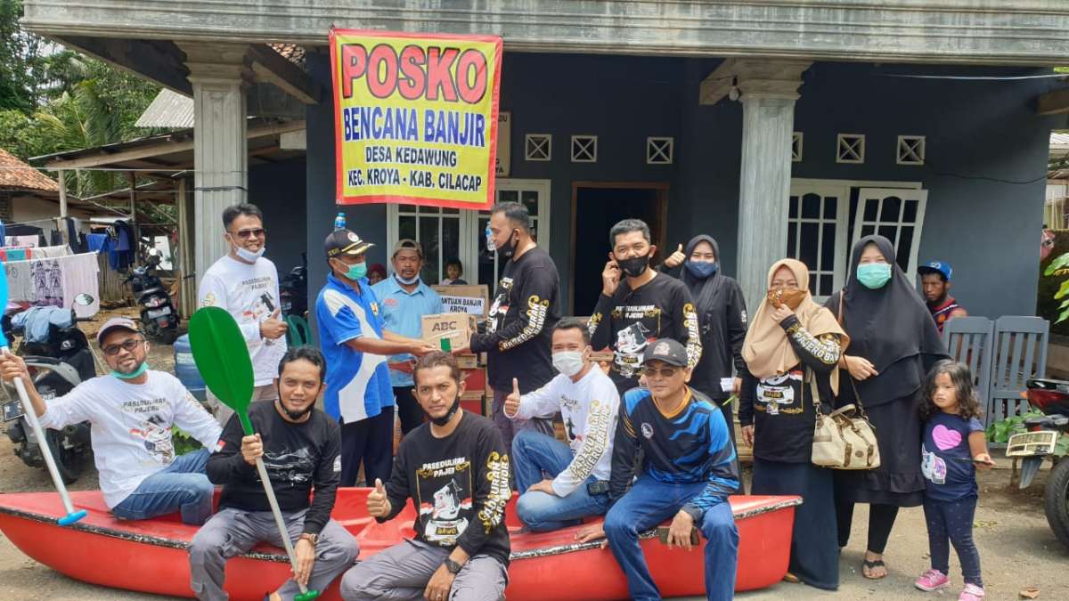 Peduli Korban Banjir Cilacap, Komunitas Paseduluran Pajero Bawor Salurkan Bantuan