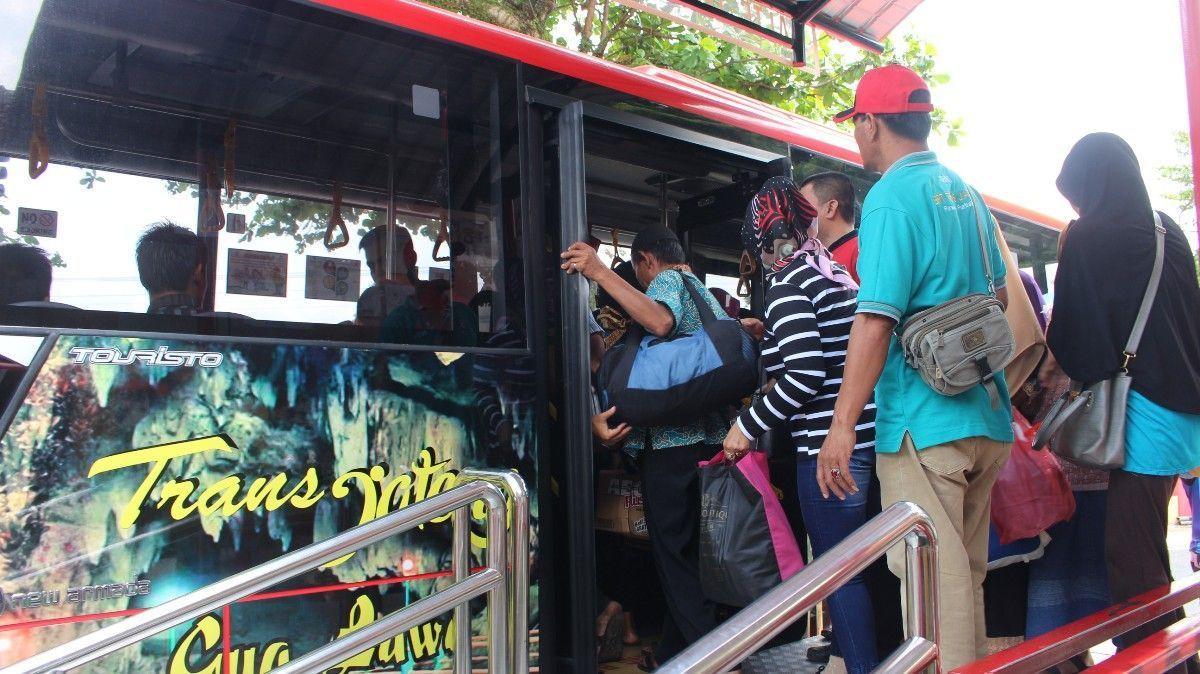 Anak Sekolah Tak Pakai Seragam Dikenakan Tarif Umum di Bus Trans Jateng