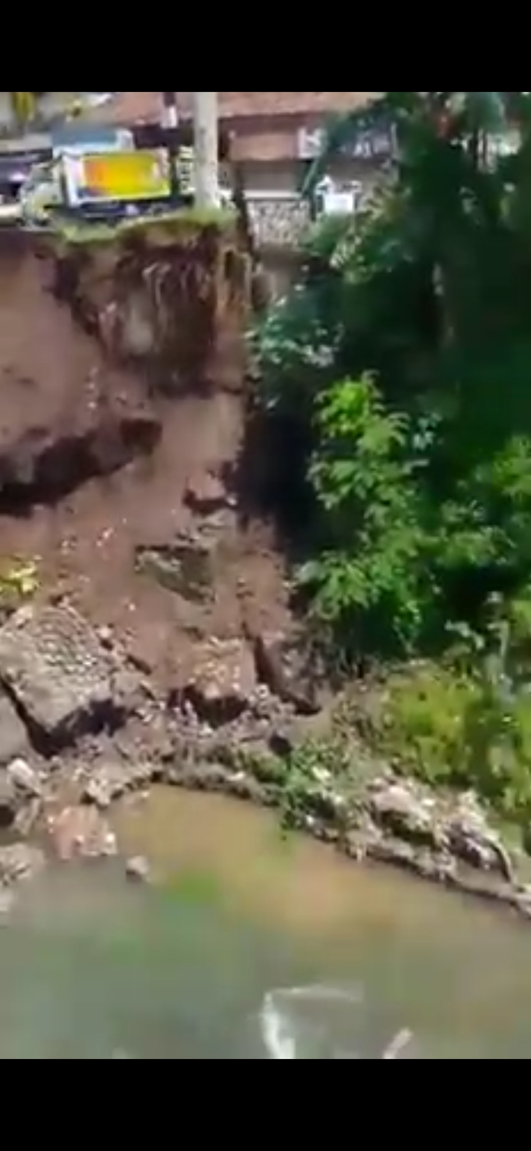 Tebing Tepian Sungai Pelus Sokaraja Runtuh