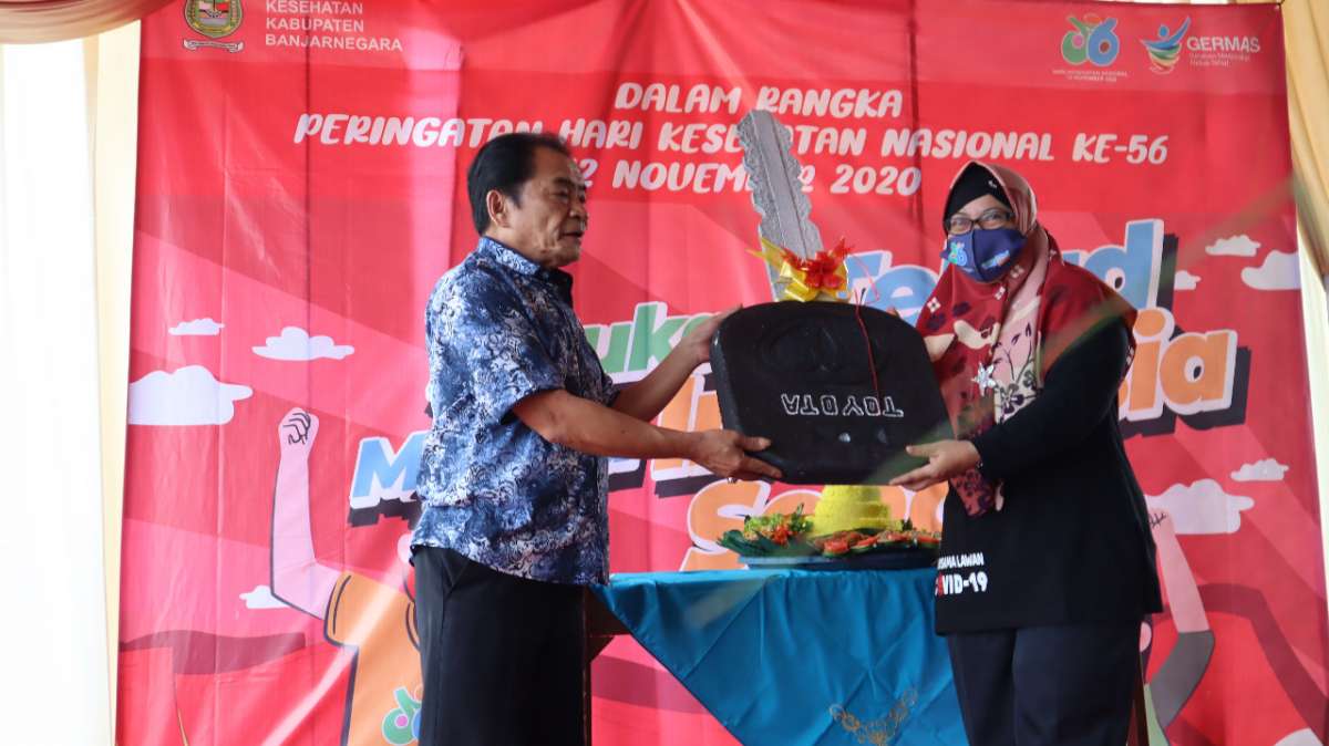 Bupati Banjarnegara Serahkan Delapan Ambulans