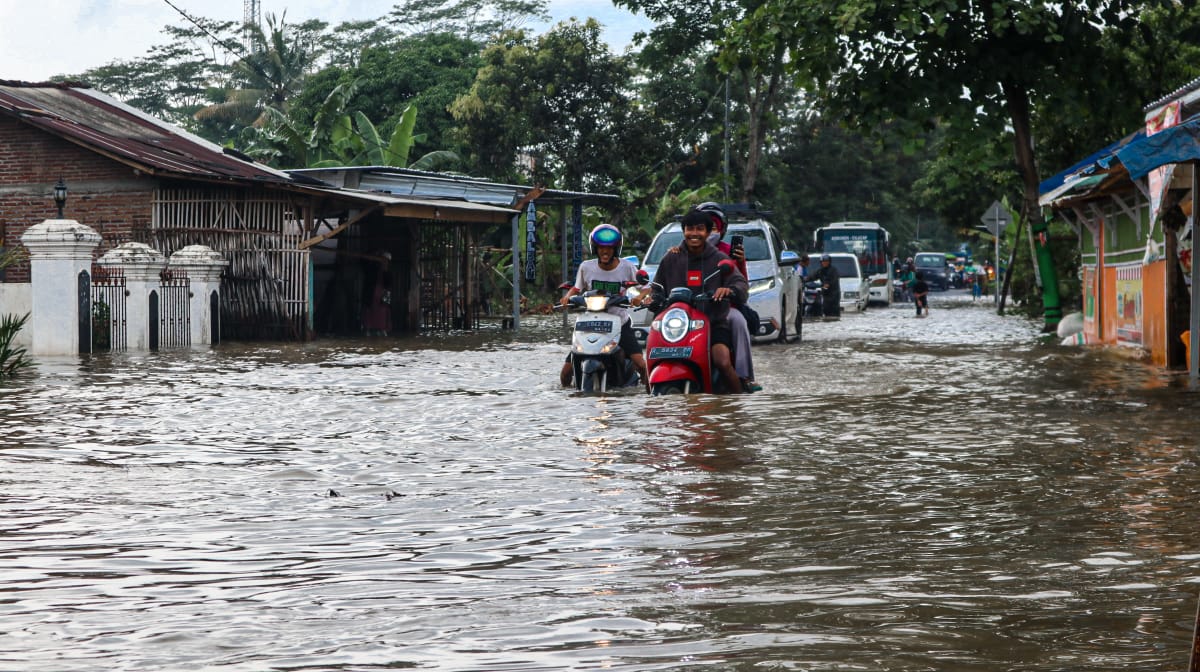 Nekat Melintas Tempat Banjir di Kroya, Banyak Kendaraan Macet dan Lalu Lintas Terganggu