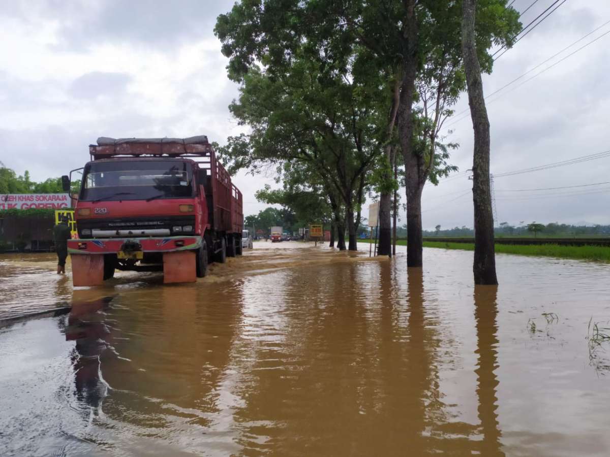 Terendam Banjir, Ruas Jalan Nasional Buntu - Sumpiuh Lumpuh, Macet Sampai 3 Km