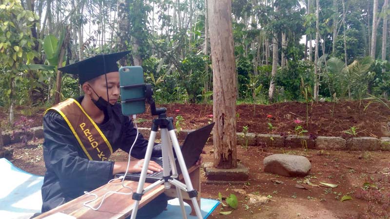Ikuti Wisuda Virtual dari Makam Bapaknya, Mahasiswa Asal Banjarnegara Raih Gelar Sarjana Hukum