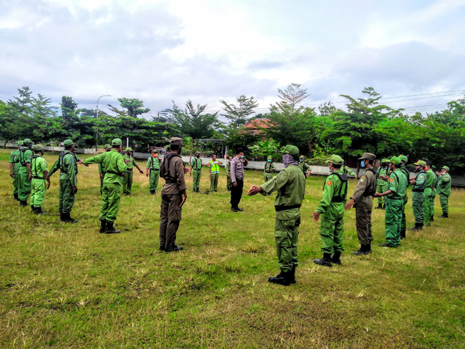 Puluhan Linmas Latihan Baris Berbaris, Kurang Konsentrasi, Kerap Keliru Ikuti Gerakan