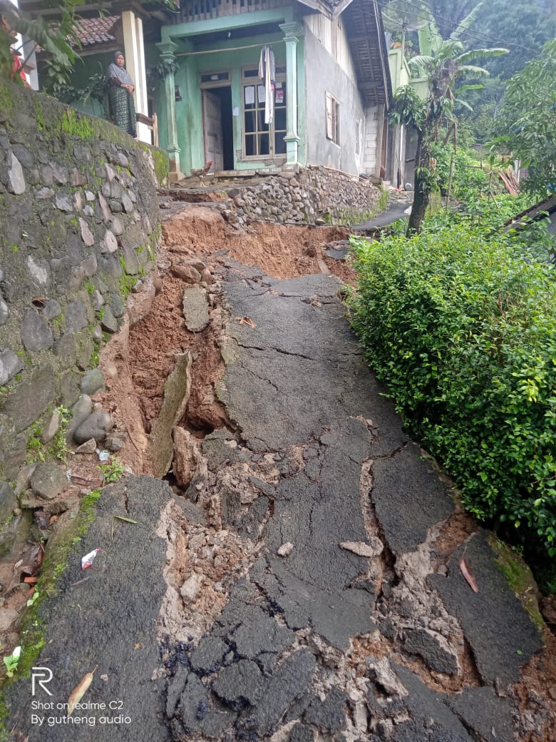 Longsor dan Tanah Retak di Gunung Wuled Ancam Rumah Warga