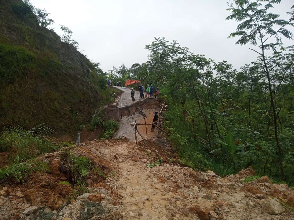 Jalan Bantar Kembali Longsor, Akses Kendaraan Terputus