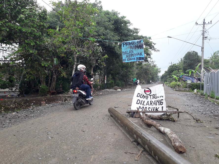 Warga Desa Kemangkon Purbalingga Blokir Jalan Akibat Jalan Rusak Karena Ativitas Galian C