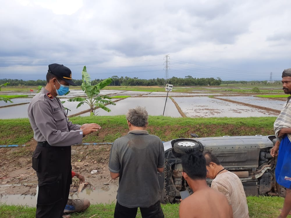 Sopir Mengantuk, Grand Livina Nyemplung Saluran Irigasi