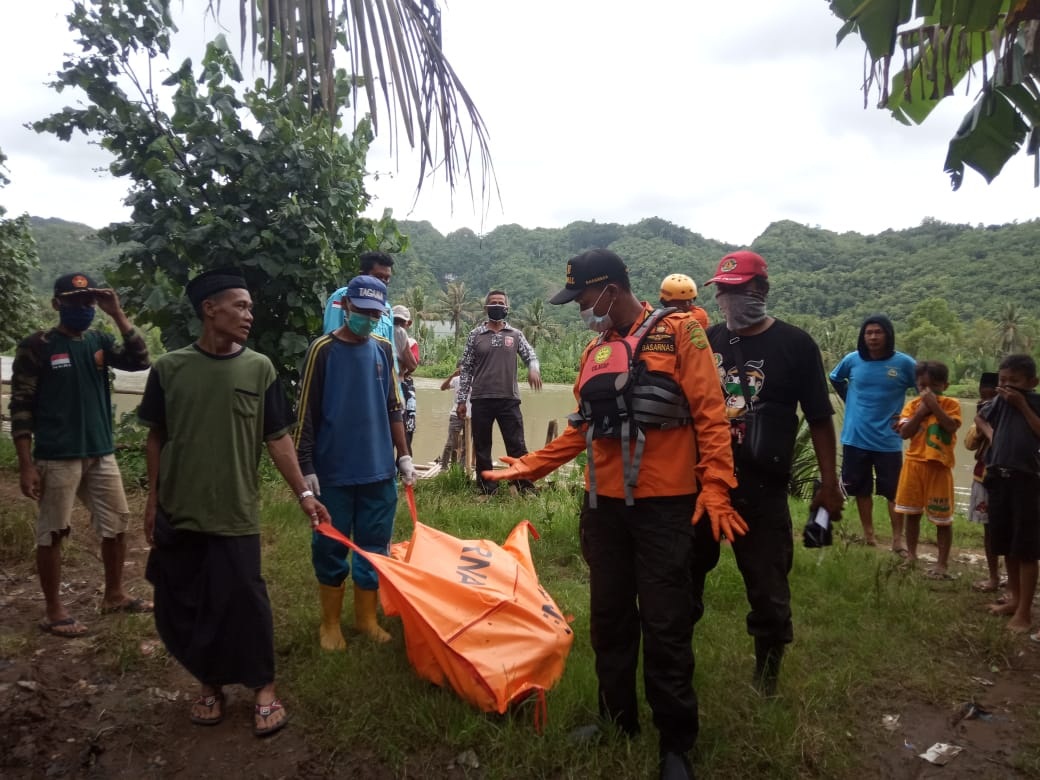 Dua Hari Pencarian, Jasad Pria Tak Dikenal Ditemukan di Perairan Simerak Nusawungu