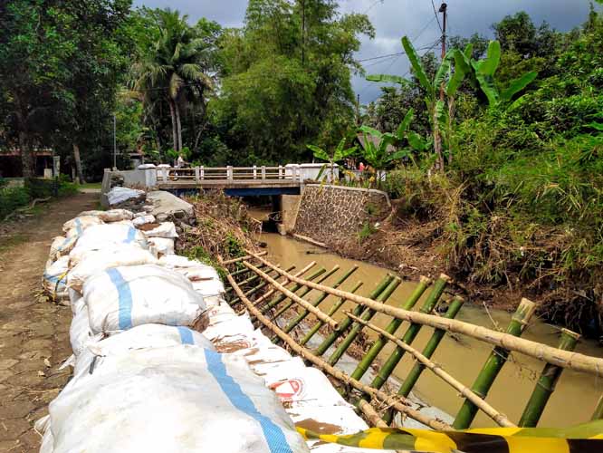 Tanggul Darurat Malah Longsor, Diduga Akibat Salah Pasang