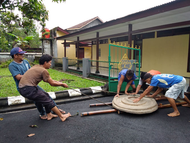 Meja Batu Dolmen Dipindah Penempatannya dari Museum Wayang Banyumas, Berat Sampai 200 Kg