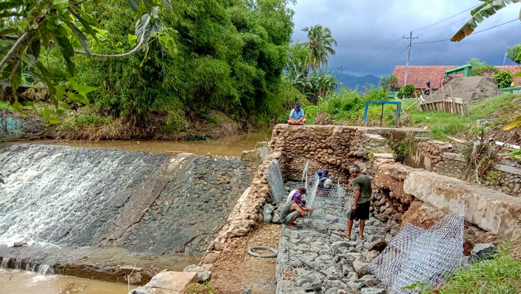 Diterjang Banjir, Kritis, Saluran Bendung Dibronjong