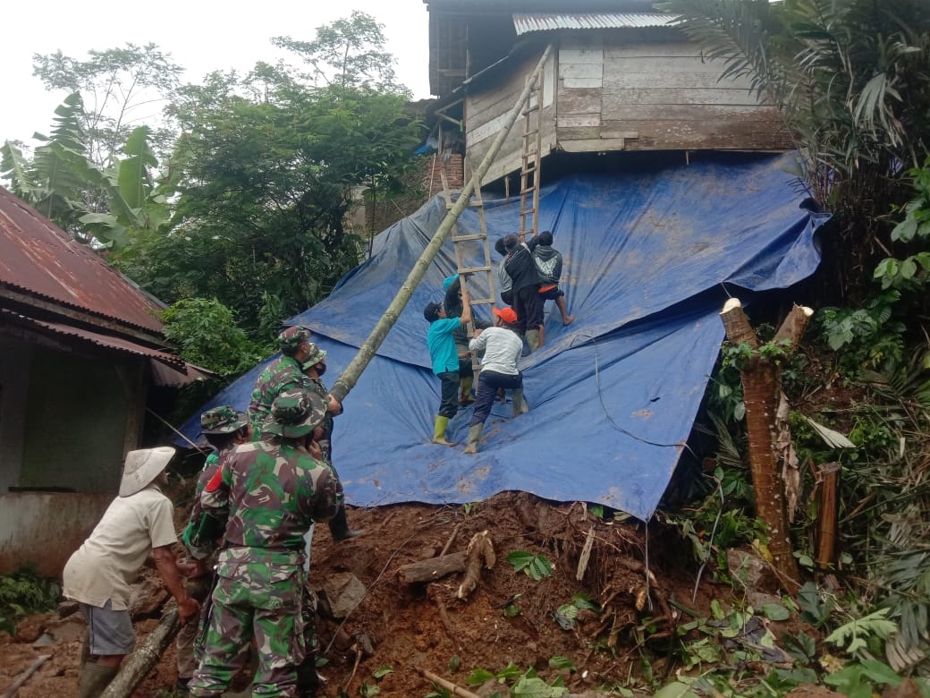 Bekas Longsor di Karangkobar Banjarnegara Ditutup Terpal
