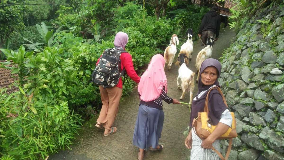 327 Warga Desa Kalitlaga Mengungsi Akibat Bencana Tanah Bergerak