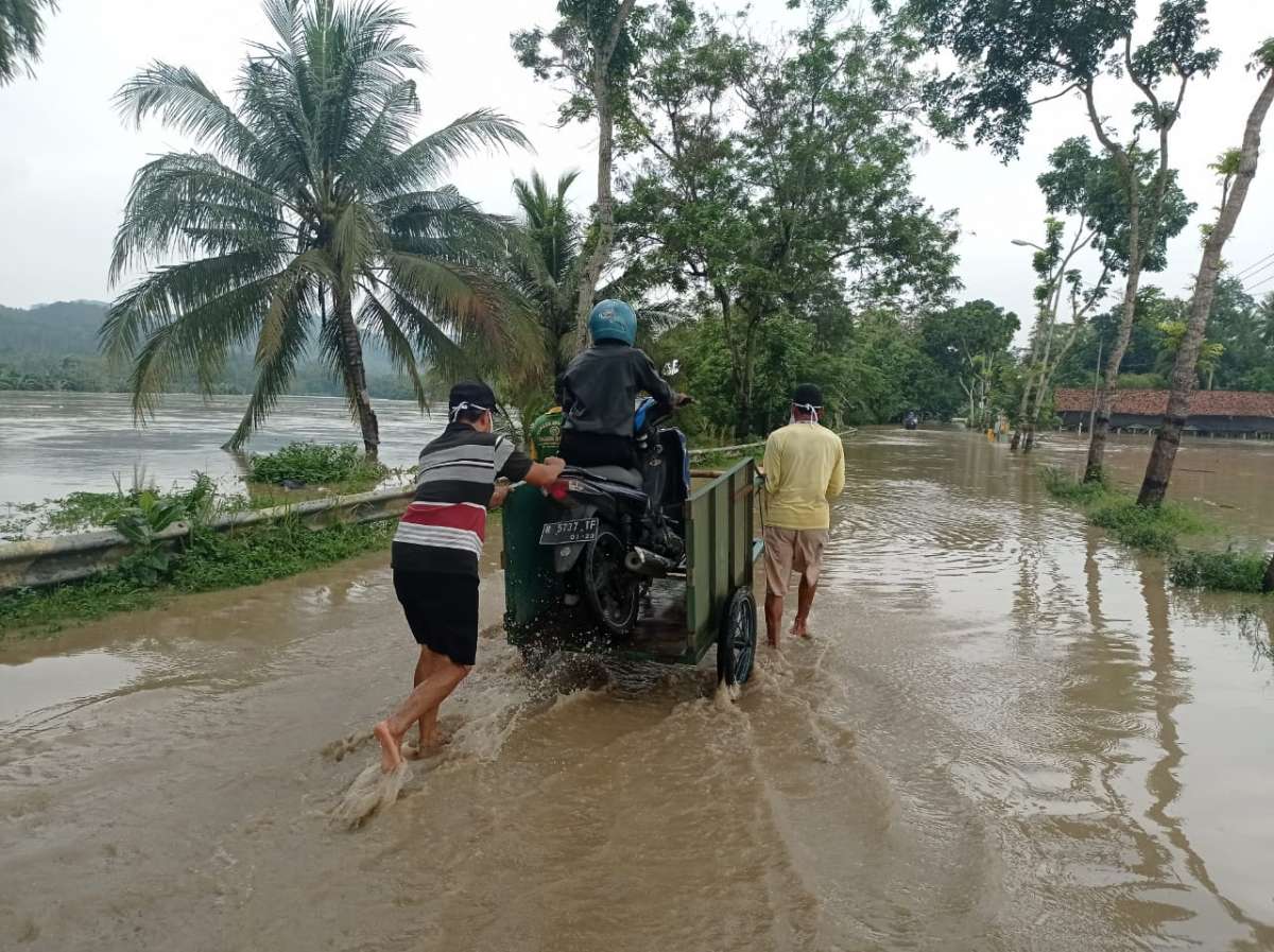 Rezeki Dadakan, Tidak Ingin Putar Arah, Beberapa Pengendara Lebih Pilih Jasa Angkut