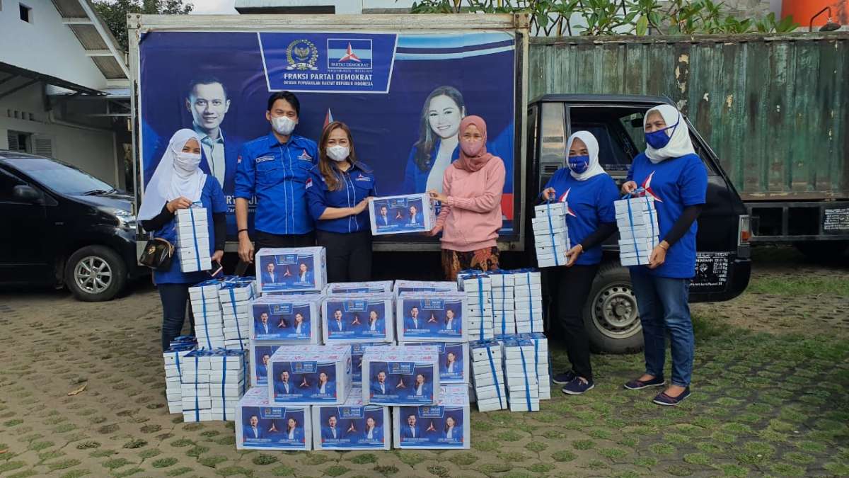 Lasmi Bantu Ratusan Kotak Makanan  untuk Pengungsi Longsor Suwidak