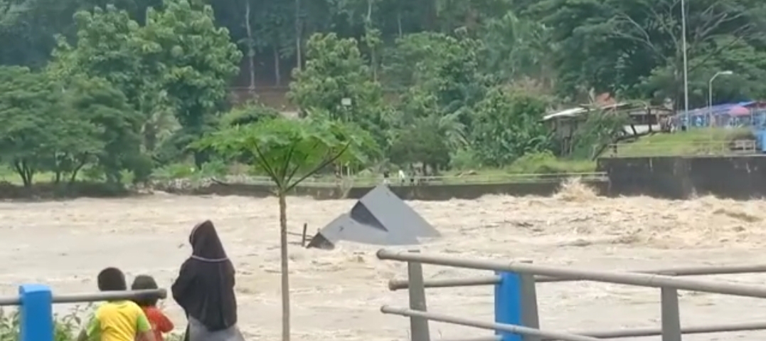 Viral Video Bendung Gerak Serayu Jebol, Kepala BGS: Itu Kapal Ponton Seberat 20 Ton Tersangkut di Bendung Gera