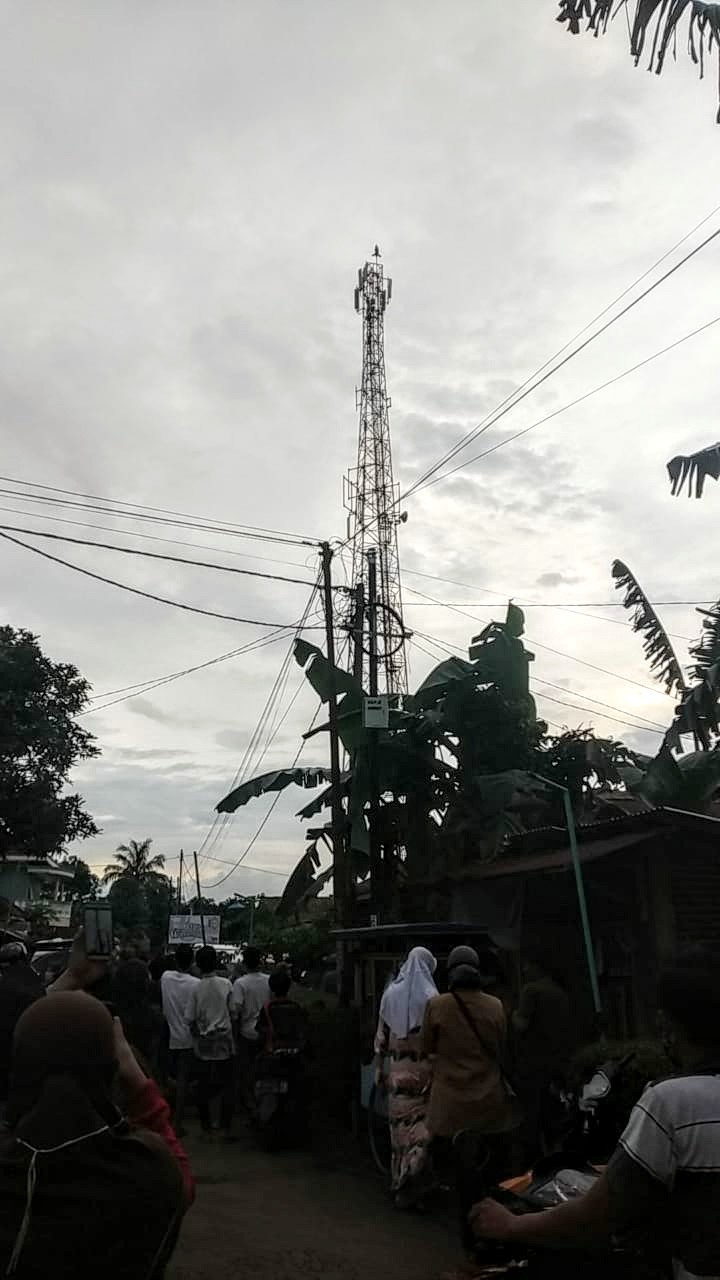 Pria Tak Dikenal Panjat Tower Seluler di Kebokura Sumpiuh
