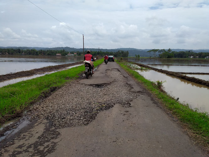Jalan di Sirau Rusak Usai Banjir