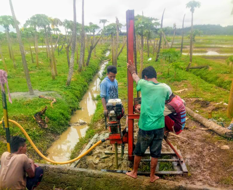 Dekat Irigasi, Kemarau Kerap Kekeringan, Sawah di Karangjati Kemranjen Akhirnya Dibor 100 Meter