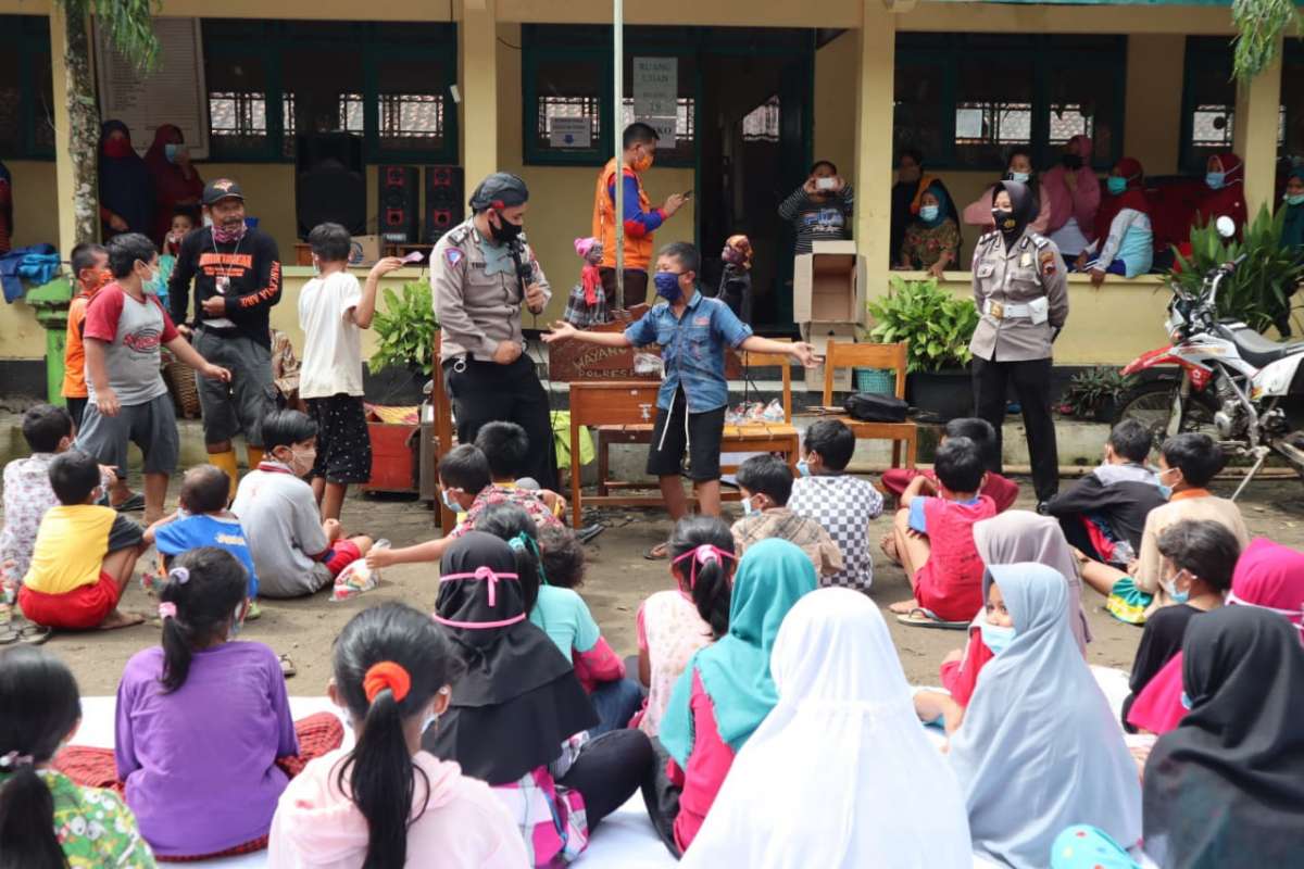 Anak Pengungsi Desa Tumanggal Diajak Bermain dengan Polisi