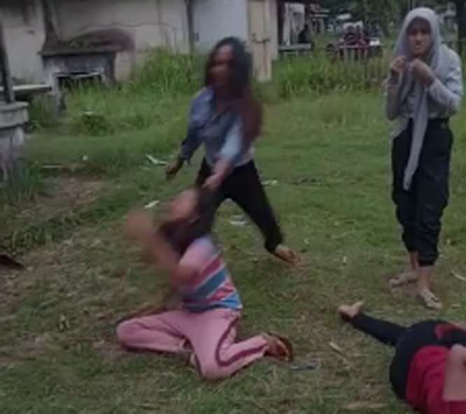 Viral Vidio Perundungan Remaja di Cilacap, Remaja Wanita Duduk Dijambak Gadis Pakai Jaket Jeans