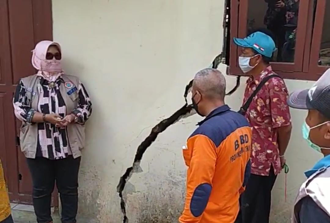 Tiap Hari Terjadi Pergerakan Tanah, Warga Desa Cibangkong Diminta Mengungsi