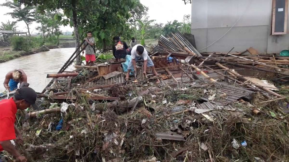 Dua Rumah Terseret Arus Sungai Pelus Kembaran, Tiga Orang Hanyut, Terselamatkan di Pinggir Tebing