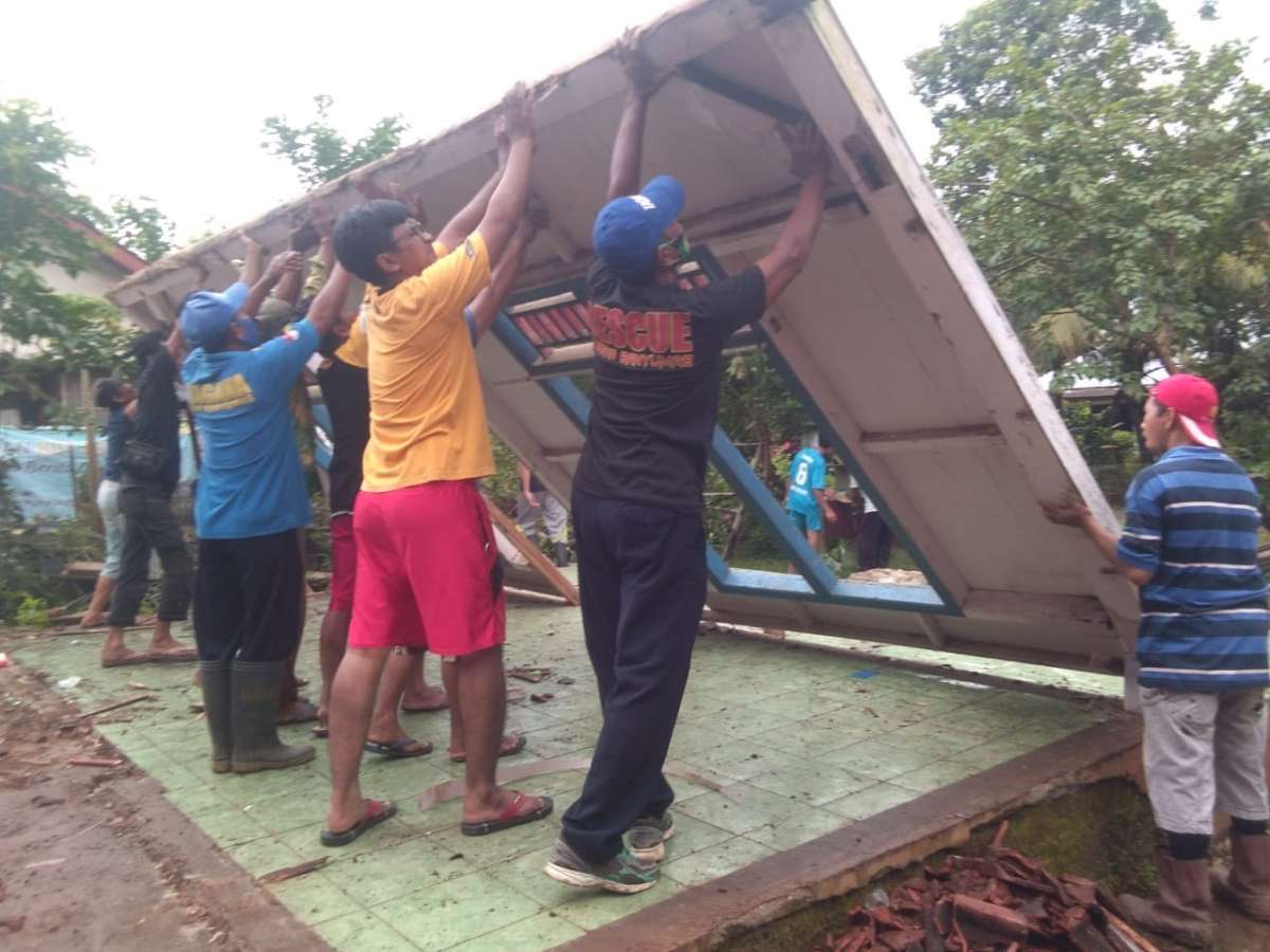 Rumah di Sumpiuh Ambruk Saat Hujan Angin