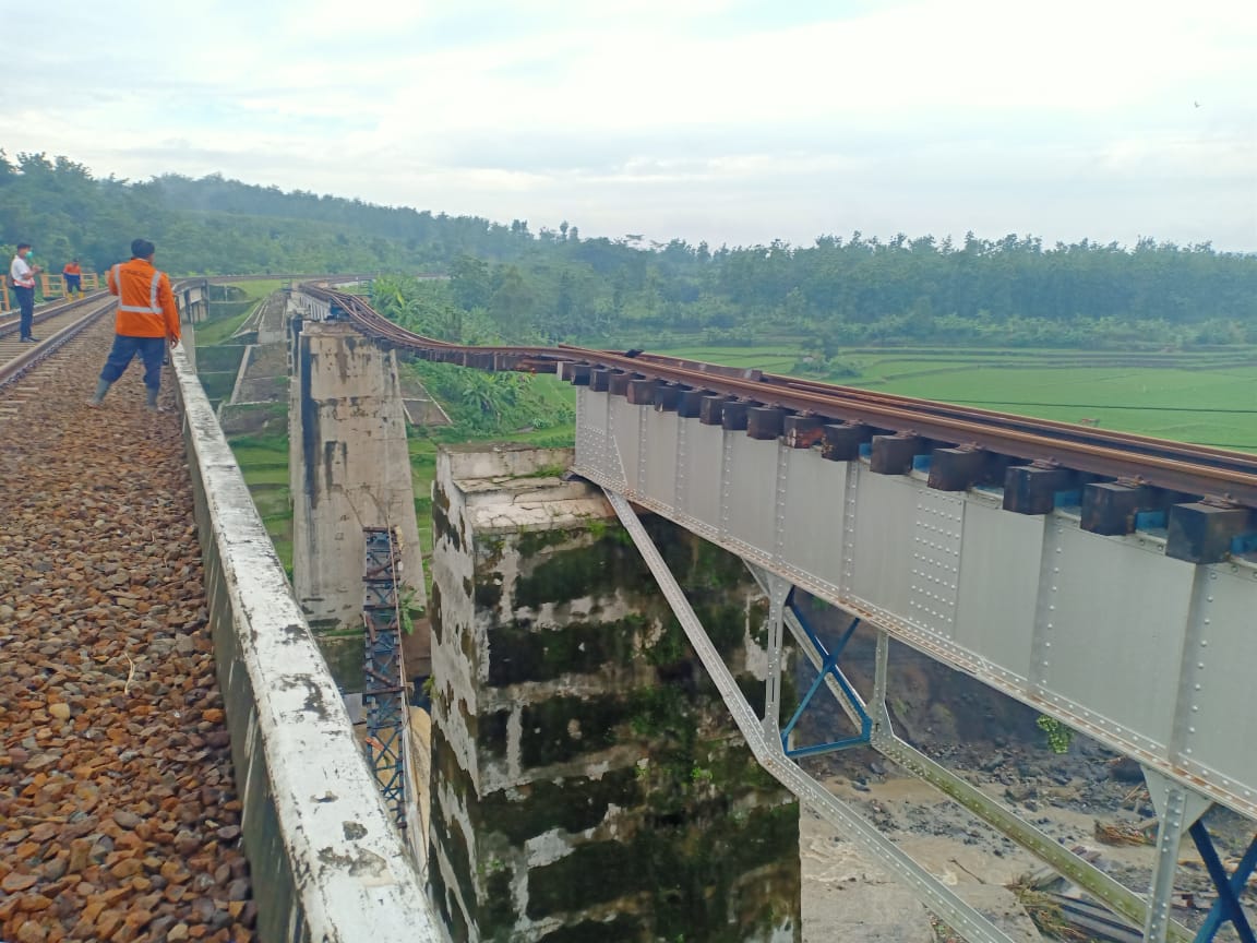 Jembatan KA Tonjong Brebes Ambruk, Perjalanan Kereta Api Terganggu