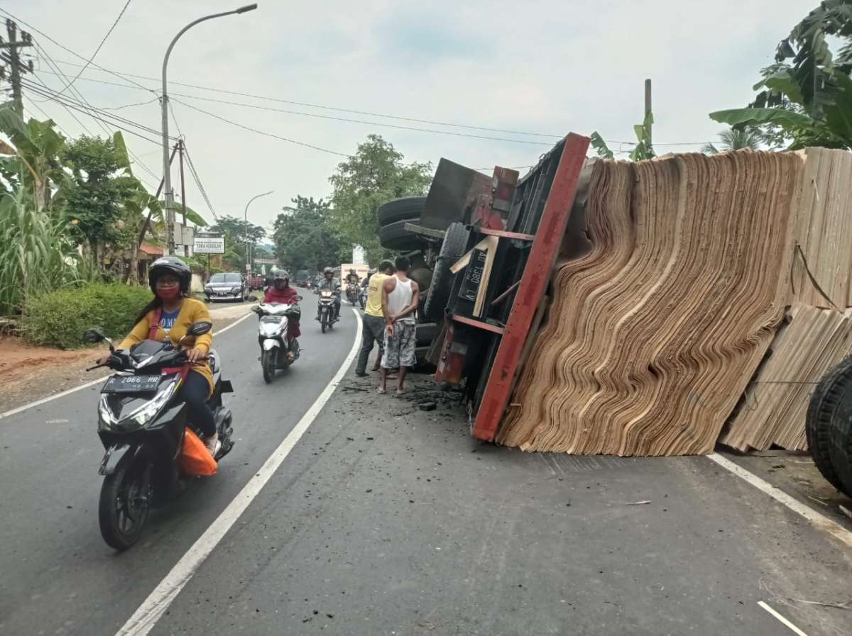 Muatan Berat Sebelah, Truk Fuso Terguling Di Jalan Raya Kaliori