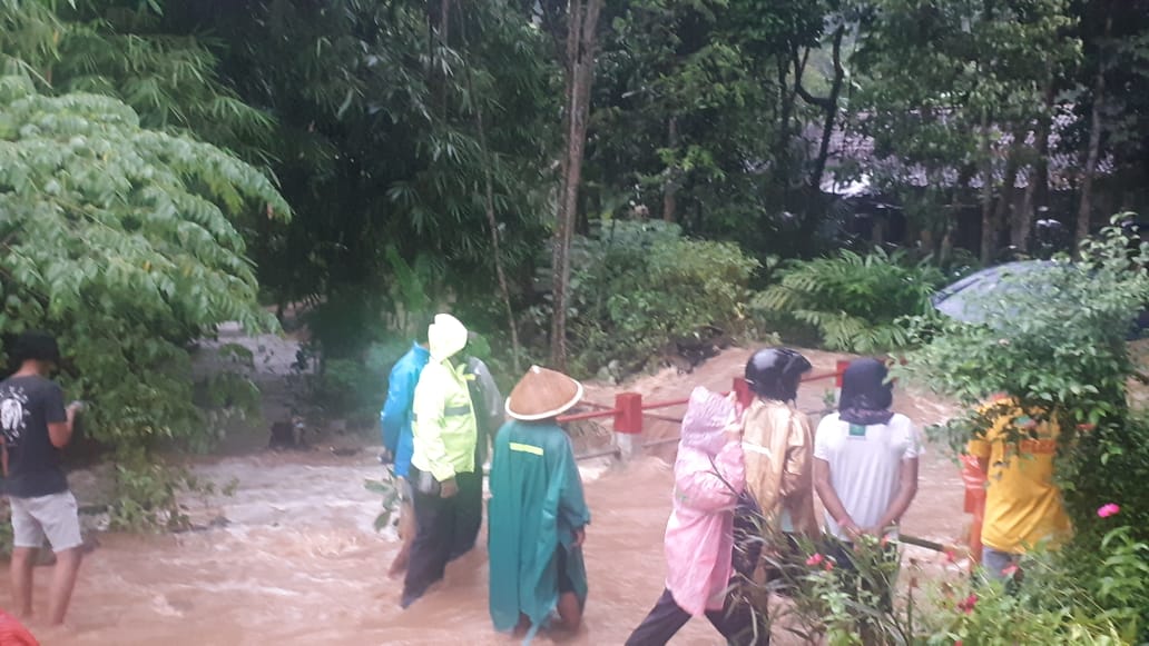 Bambu Nyangkut, Kali Paruk Di Pandansari Meluap, Air Sampai Rendam Mobil