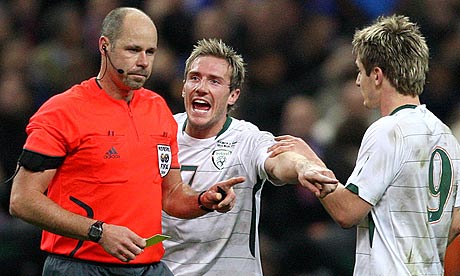 VAR Selamatkan Wasit