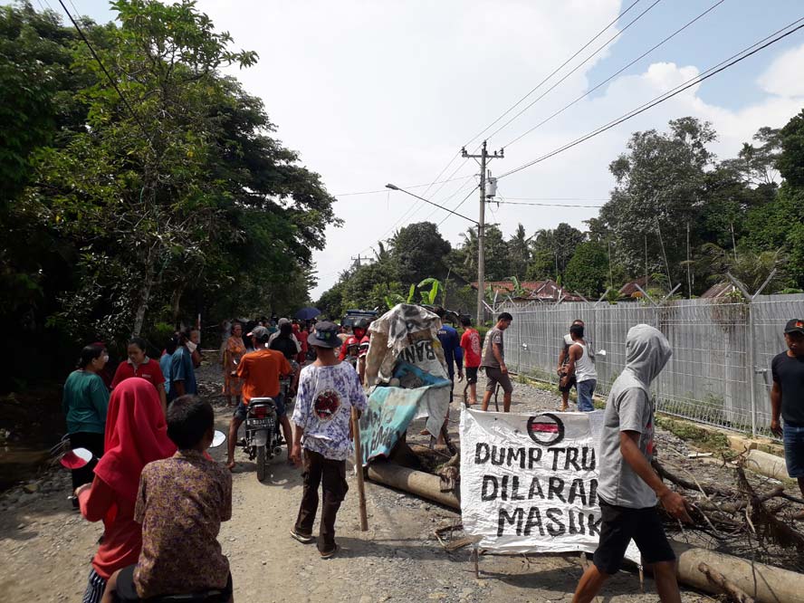 Hentikan Paksa Truk Pengangkut Galian C, Warga Kemangkon: Jalan Rusak, Mereka Sudah Keterlaluan