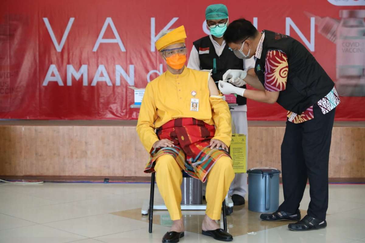 Nyentrik Saat Suntik Vaksin Dosis Kedua, Ganjar Pakai Baju Adat Riau, Lengannya Kok Bisa Dilepas?