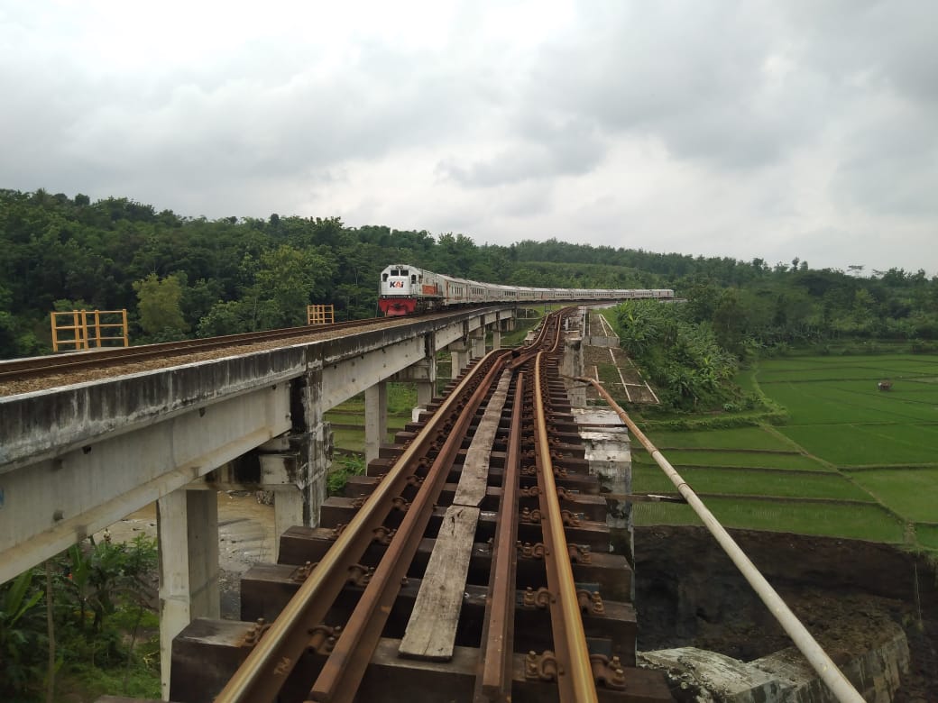 Perjalanan Kereta Api Kembali Normal Setelah Pilar Jembatan Tonjong Brebes Ambruk