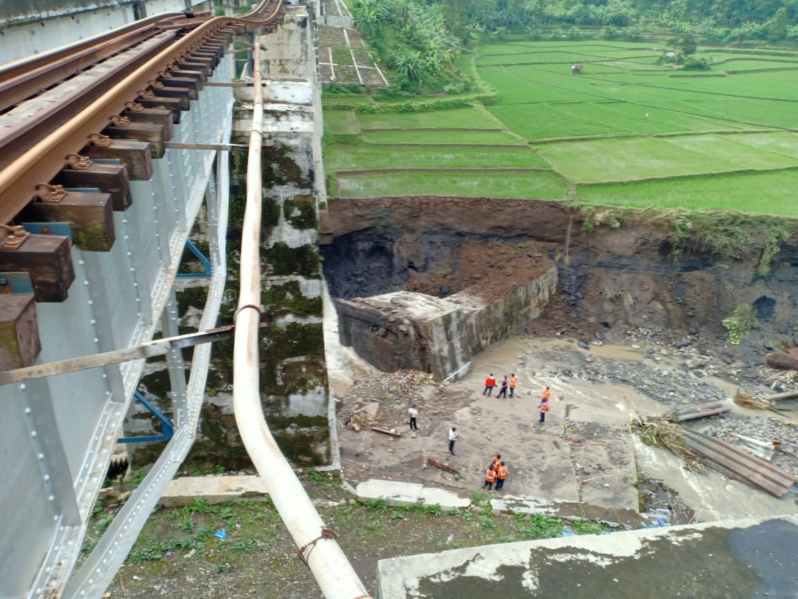 Proses Evakuasi Ambruknya Jembatan Tonjong Masih Dilakukan, Nantinya Akan Difungsikan Kembali