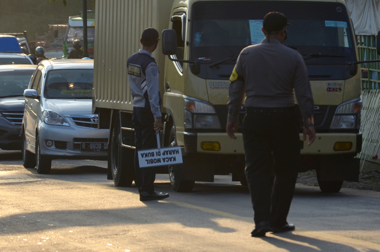 Sanksi Sosial Pelanggar Prokes di Banyumas: Mulai Menyanyi Hingga Kenakan Rompi