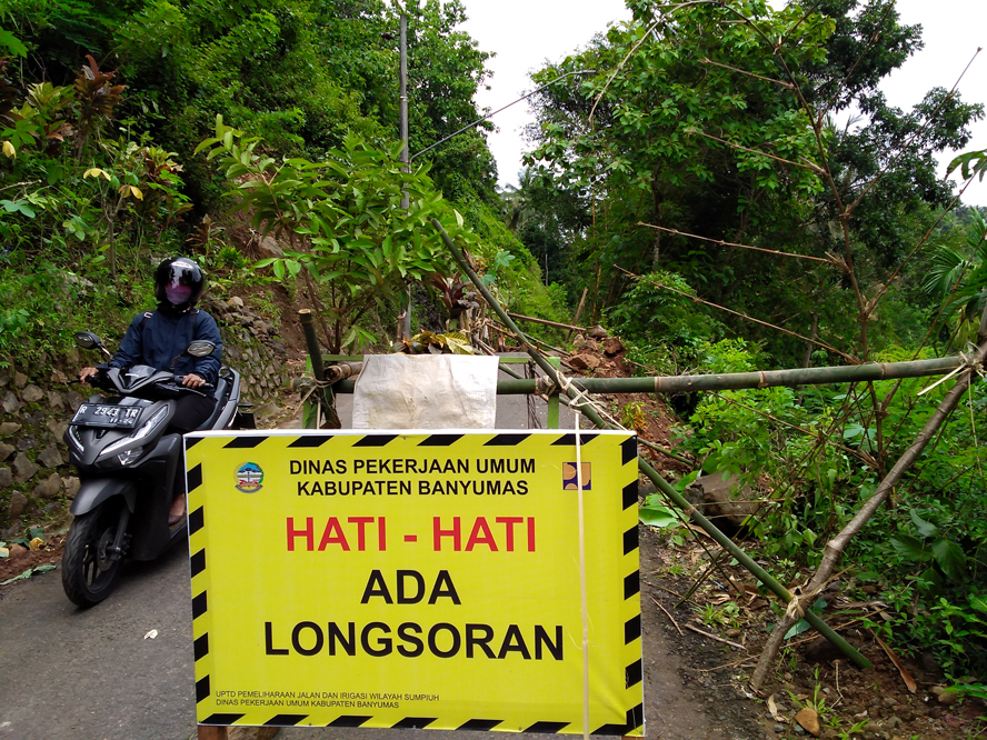 Longsor, Akses Jalan Desa Banjarpanepen Ditutup, Hanya Bisa untuk Roda Dua
